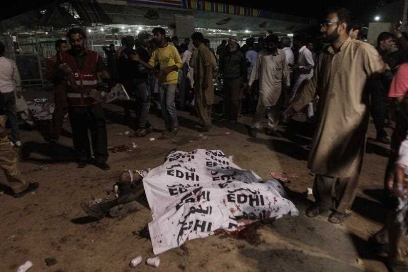 People try to identify the bodies of their relatives at the scene of a suicide bomb attack in Lahore, Pakistan, 27 March 2016. At least 52 people inlcuding women and children were killed while dozens injured in a suicide bomb attack that targeted a recreational park in Lahore. People try to identify the bodies of their relatives at the scene of a suicide bomb attack in Lahore, Pakistan, 27 March 2016. At least 52 people inlcuding women and children were killed while dozens injured in a suicide bomb attack that targeted a recreational park in Lahore.