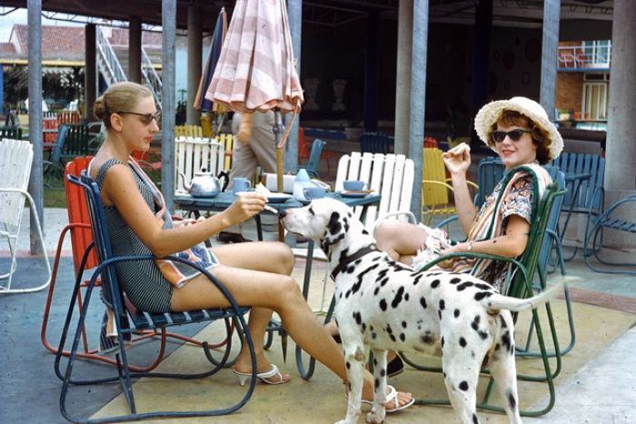 PHOTO: Holidaymakers sitting at a cafe in Surfers Paradise, 1958. PHOTO: Holidaymakers sitting at a cafe in Surfers Paradise, 1958.