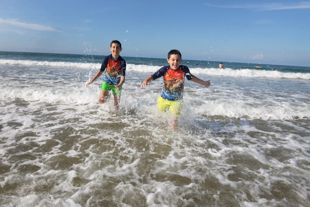 HOT WEATHER: Michael and Alexander Balto enjoying the warm weather at Nielson Park Beach. Photo: Mike Knott / NewsMail HOT WEATHER: Michael and Alexander Balto enjoying the warm weather at Nielson Park Beach. Photo: Mike Knott / NewsMail