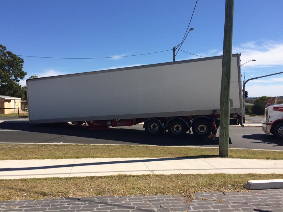Truck loses trailer cnr Wood and Wallace St