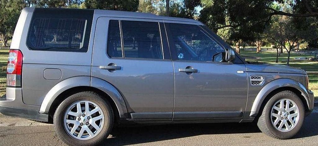 Police are seeking a grey 2011 Land Rover Discovery wagon bearing Queensland registration 893RUZ, similar to this. Police are seeking a grey 2011 Land Rover Discovery wagon bearing Queensland registration 893RUZ, similar to this.