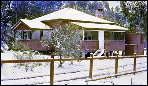 The Rangers residence at the entrance of Girraween, south of Stanthorpe in July 1984. The Rangers residence at the entrance of Girraween, south of Stanthorpe in July 1984.