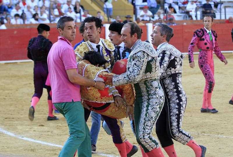 Spanish bullfighter Victor Barrio, 29, is carried out from the bullring after being gored during a bullfight held on the occasion of Feria del Angel in Teruel, Aragon (Spain), 09 July 2016. Barrio died due to the injures after being seriously gored by his third bull. Spanish bullfighter Victor Barrio, 29, is carried out from the bullring after being gored during a bullfight held on the occasion of Feria del Angel in Teruel, Aragon (Spain), 09 July 2016. Barrio died due to the injures after being seriously gored by his third bull.
