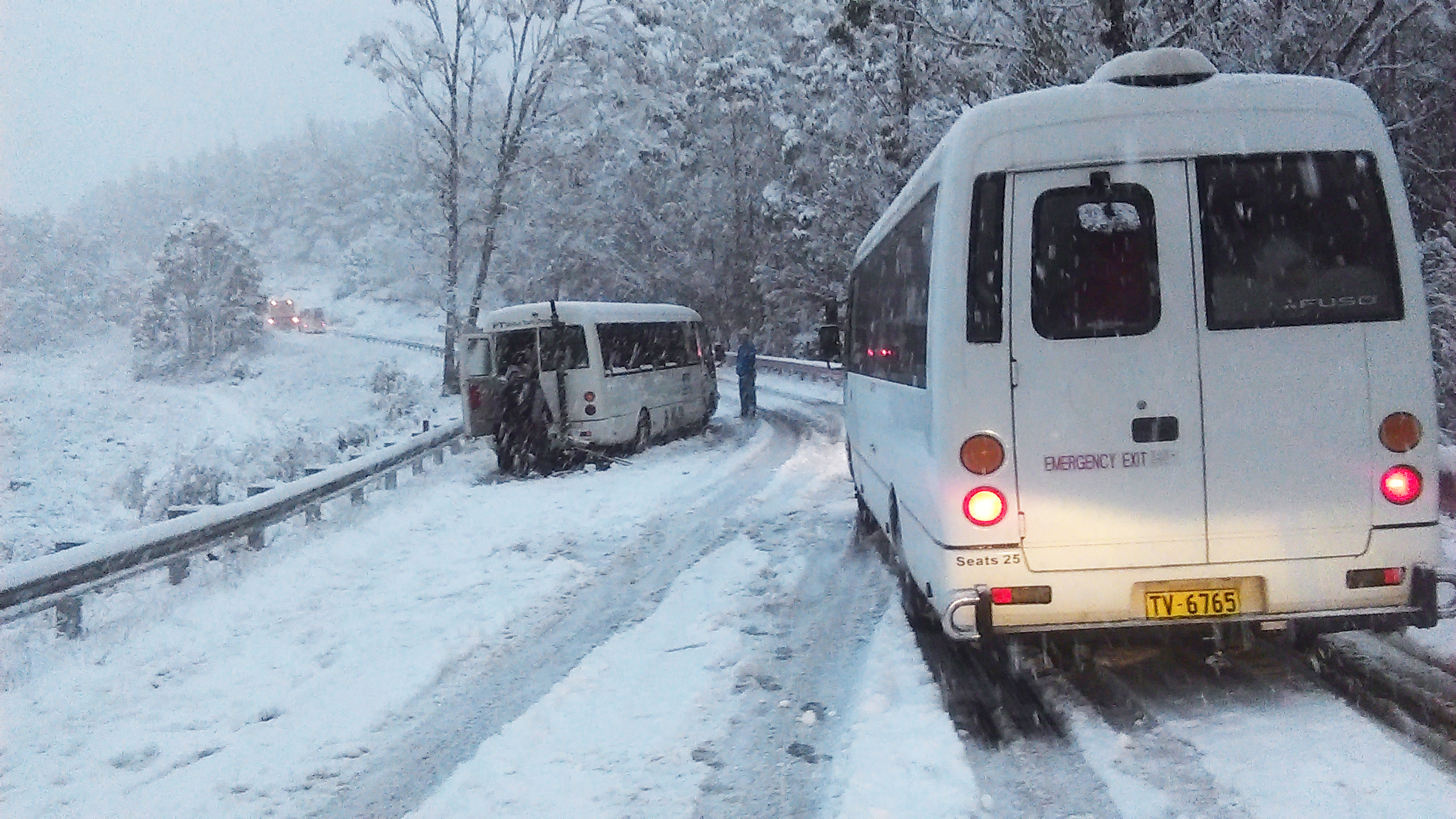 Snow traps buses with about 80 tourists at the Jenolan caves near the Blue Mountains. Snow traps buses with about 80 tourists at the Jenolan caves near the Blue Mountains.