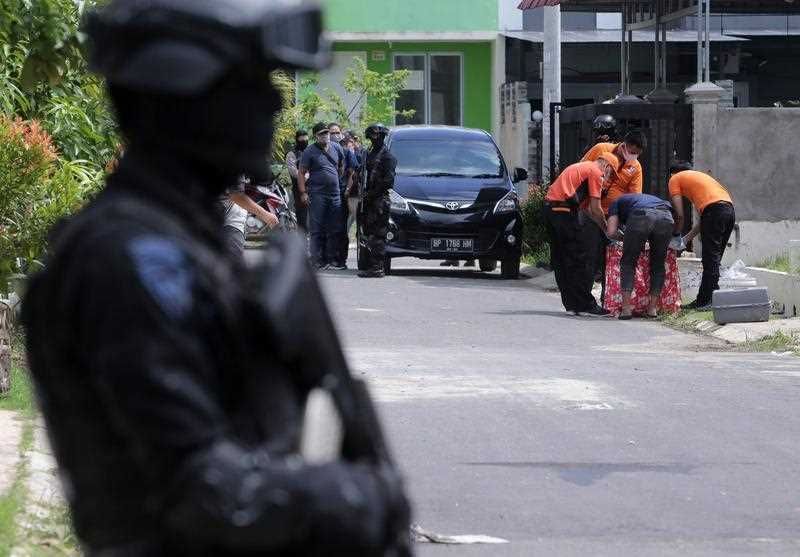 An Indonesian anti-terror police squad searches for evidence during a raid at a residential area in Batam Center, Batam, Riau Islands, Indonesia, 05 August 2016. According media reports, Indonesian police arrested six suspected terrorists during a raid. The terror group, identified as KGR@Katibah GR, is believed to have had a plan to attack the Marina Bay Singapore. An Indonesian anti-terror police squad searches for evidence during a raid at a residential area in Batam Center, Batam, Riau Islands, Indonesia, 05 August 2016. According media reports, Indonesian police arrested six suspected terrorists during a raid. The terror group, identified as KGR@Katibah GR, is believed to have had a plan to attack the Marina Bay Singapore.