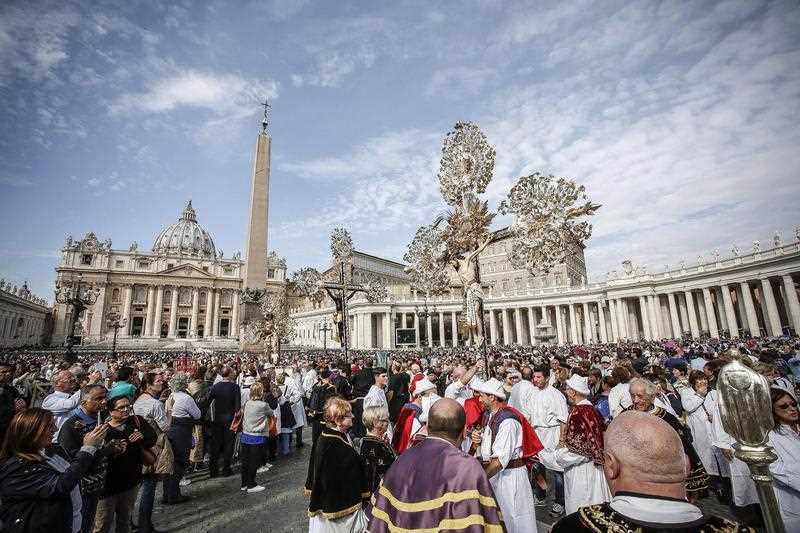 Faithful gather at the St.Peter's Place during Pope Francis's Angelus Prayer, in Vatican City, 23 October 2016 Faithful gather at the St.Peter's Place during Pope Francis's Angelus Prayer, in Vatican City, 23 October 2016