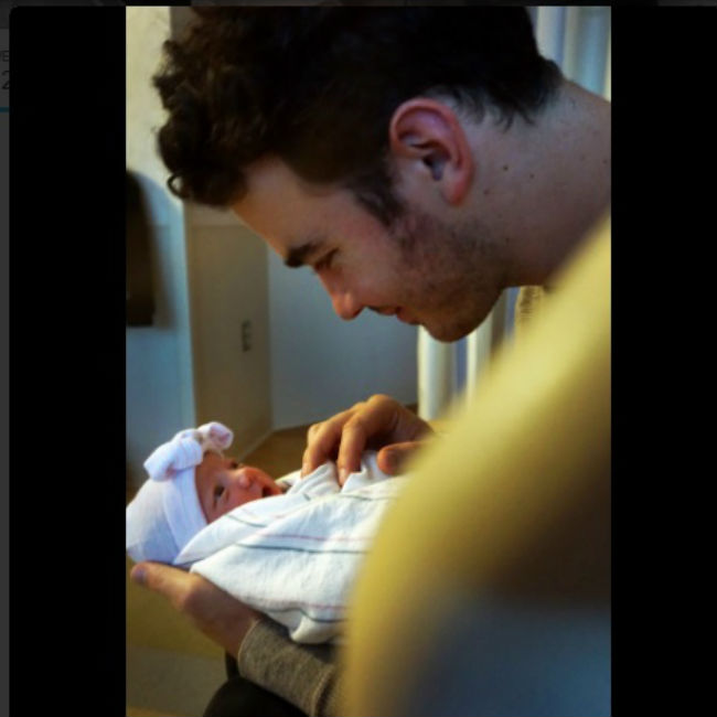 Kevin Jonas and Valentina (c) Twitter
Kevin Jonas and Valentina (c) Twitter