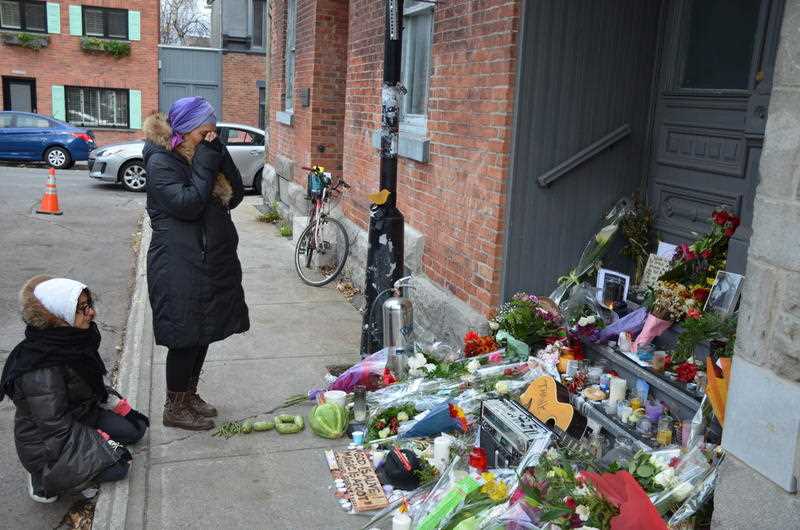 CANADA, Montreal: Fans mourn at Leonard Cohen's Montreal, Canada home on November 11, 2016 to pay respect to the artist who passed away the night before at the age of 82. CANADA, Montreal: Fans mourn at Leonard Cohen's Montreal, Canada home on November 11, 2016 to pay respect to the artist who passed away the night before at the age of 82.