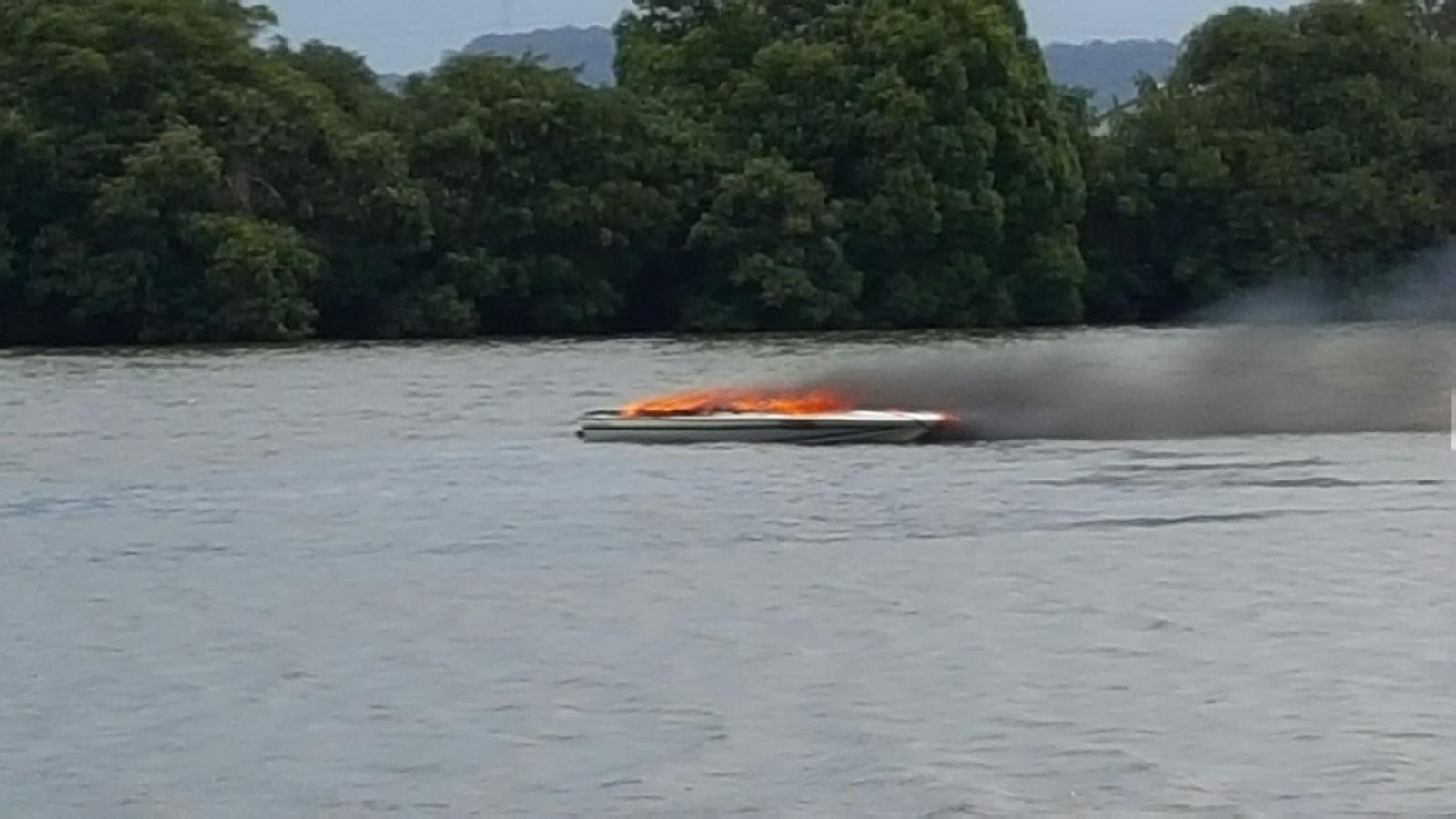 Boat fire on Richmond River Boat fire on Richmond River