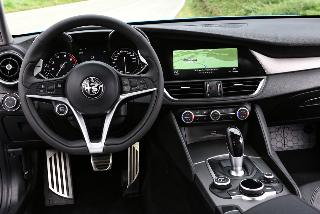 Left-hand drive cabin of an Alfa Romeo Giulia Veloce (overseas model). Left-hand drive cabin of an Alfa Romeo Giulia Veloce (overseas model).