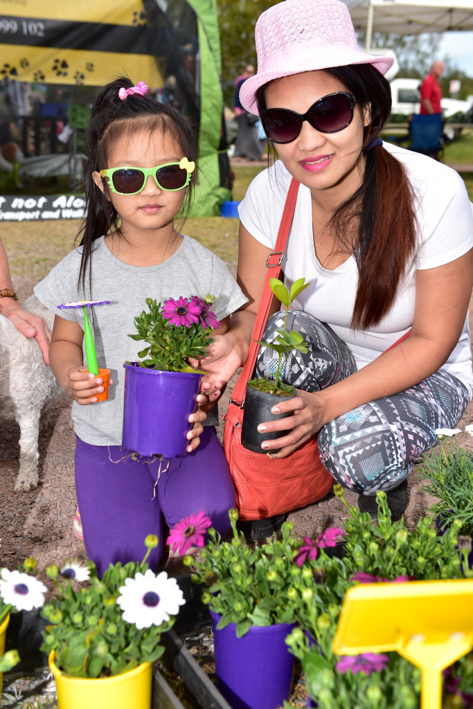Socials, Fishermans Road Markets. (from left) Marlah, 5, and Vivian Hayden. Photo: Che Chapman / Sunshine Coast Daily Socials, Fishermans Road Markets. (from left) Marlah, 5, and Vivian Hayden. Photo: Che Chapman / Sunshine Coast Daily