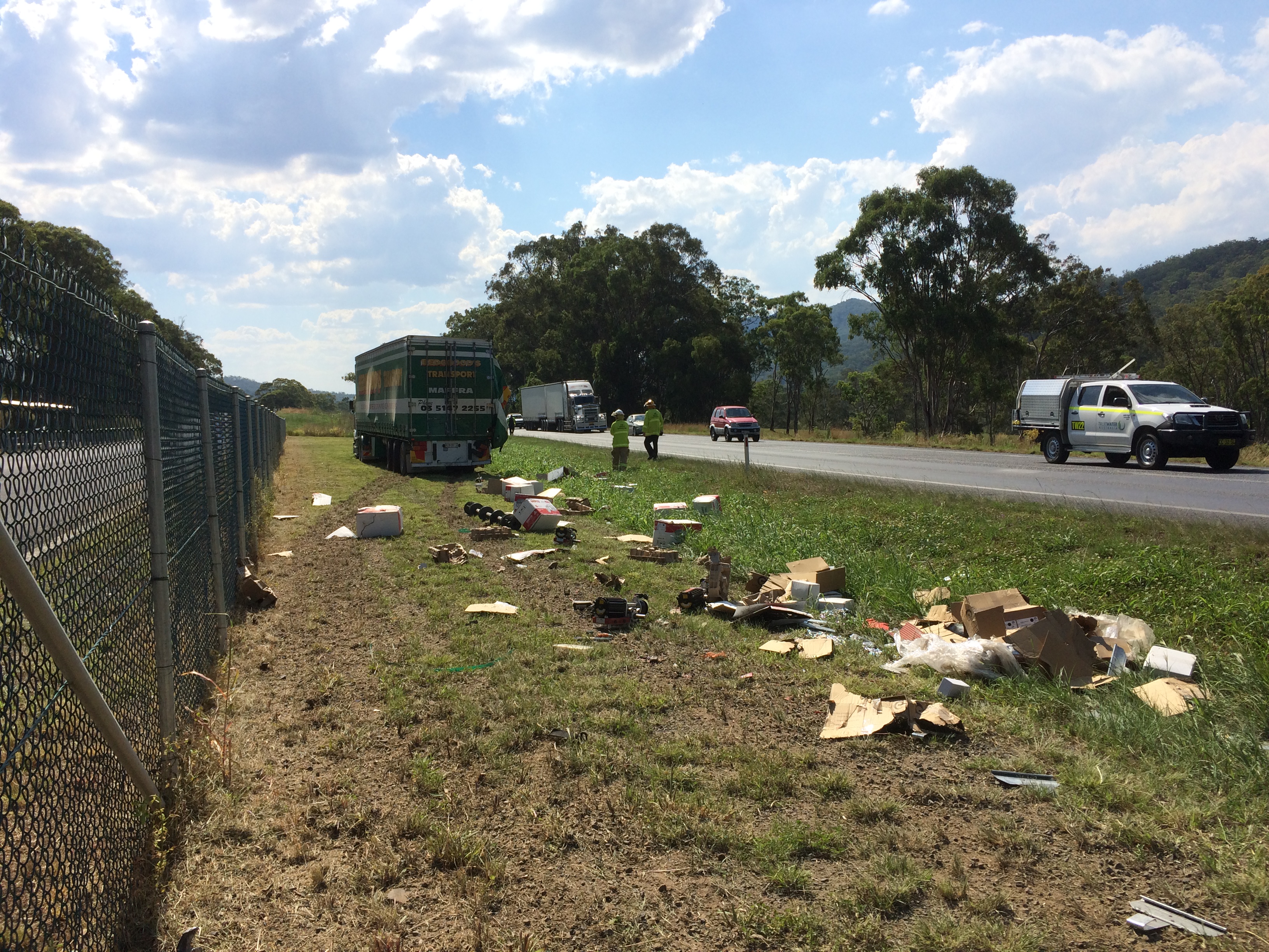 Truck crash on the Cunningham Highway Truck crash on the Cunningham Highway