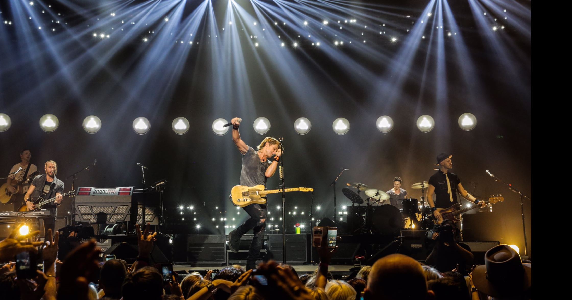 Keith Urban shows Brisbane fans that 'infinite energy'