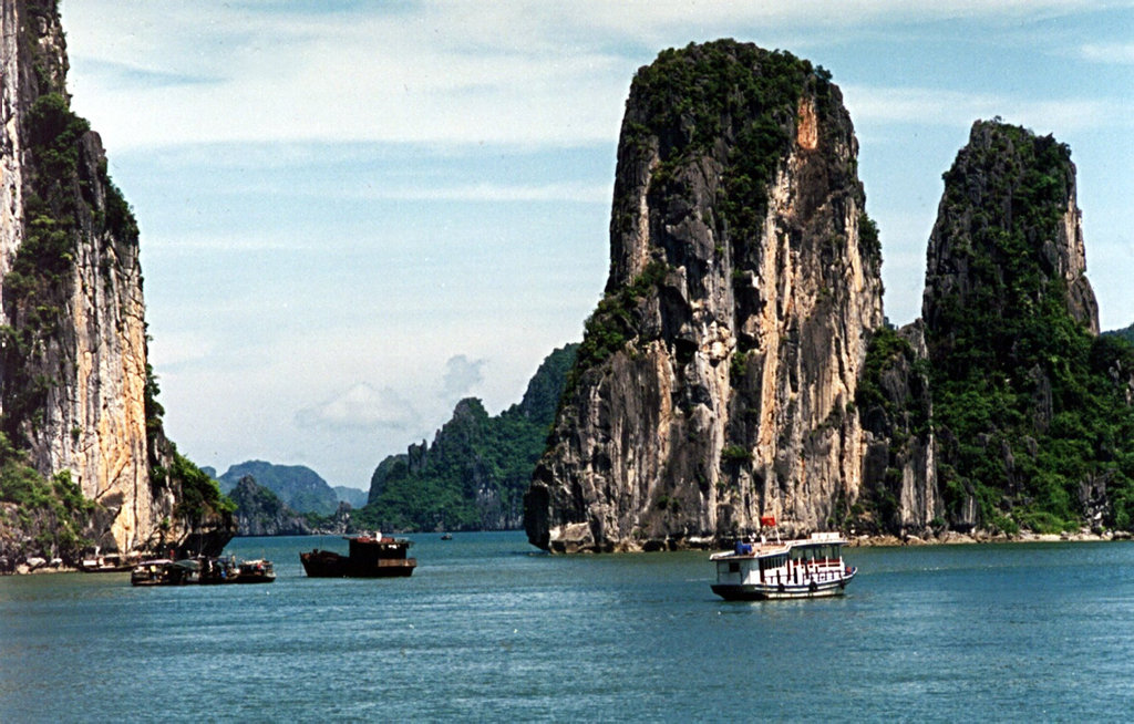 AAP134 HANOI, VNM - A view of some of 300 and more remarkable shaped limestone and dolomite islands that rise from the famous Halong Bay in North Vietnam. (AAPIMAGE/BARRIE WARD) (With TRAVEL VIETNAM ) AAP134 HANOI, VNM - A view of some of 300 and more remarkable shaped limestone and dolomite islands that rise from the famous Halong Bay in North Vietnam. (AAPIMAGE/BARRIE WARD) (With TRAVEL VIETNAM )